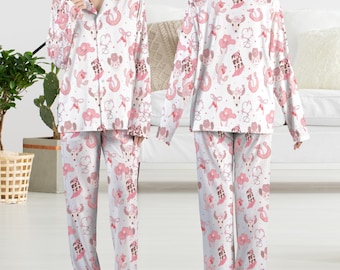 Pijama de satén vaquera, divertida ropa de dormir con temática del oeste, con botas vaqueras rosas, sombreros e iconos de rodeo, un regalo campestre único para mujer.