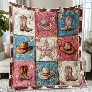 Könnte beinhalten: Eine Patchwork-Decke mit Cowboy-Stiefeln, Hüten und einem Stern in einem Rastermuster. Die Decke hat einen floralen Rand und jedes Quadrat hat einen Hintergrund in einer anderen Farbe, darunter Rosa, Blau und Weiß. Die Decke wird auf einem weißen Sofa präsentiert.