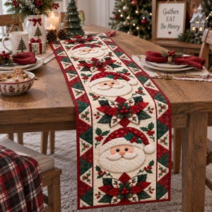 Peut inclure: Un chemin de table de Noël matelassé présentant un motif répétitif de visages de Père Noël et de fleurs de poinsettia rouges. Le chemin possède un centre crème avec des bordures géométriques vertes et rouges ornées de houx et de baies.