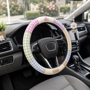 Pastellfärgad rattöverdrag i ginghammönster, söt lapptäcke med blommigt rutmönster för bilen, estetisk inredning i stugfärgad stil för fordon, present 2026