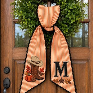 Guirnalda de flores bordada a medida, decoración otoñal para puerta con diseño de bota vaquera y calabaza con monograma
