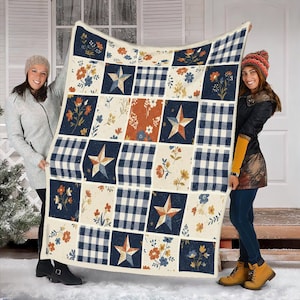 Può includere: Una trapunta patchwork con motivi floreali, stelle e quadretti vichy nei colori blu navy, crema e ruggine. La trapunta è esposta, evidenziando il suo design. Un elemento d'arredo per la casa accogliente e di stile.