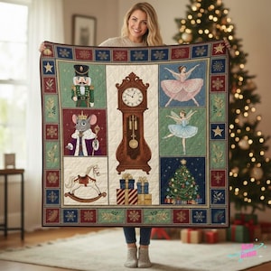 Könnte beinhalten: Eine dekorative Steppdecke mit Weihnachtsmotiv. Die Steppdecke zeigt einen Nussknacker, eine Mäusekönig, ein Schaukelpferd, eine Standuhr, Ballerinas, einen Weihnachtsbaum und verpackte Geschenke. Der Rand hat Schneeflocken und Sterne.