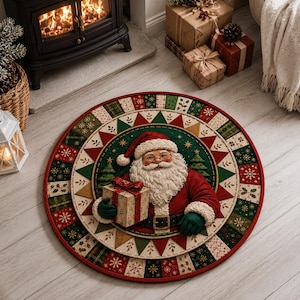 Pode incluir: Uma saia de árvore de Natal redonda com uma ilustração central do Pai Natal a segurar um presente. O design inclui uma borda de padrões triangulares vermelhos, verdes e creme com motivos de flocos de neve e azevinho em tecido.