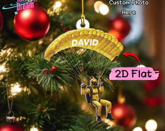 Può includere: Una decorazione piatta e bidimensionale per albero di Natale raffigurante un paracadutista con tuta e casco gialli appeso a un paracadute giallo. La cupola del paracadute riporta il nome DAVID in lettere maiuscole bianche. Cordino dorato.