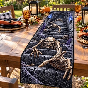 Puede incluir: Un camino de mesa rectangular con un estampado en 3D de escaleras de piedra que descienden hacia un túnel oscuro. Varias figuras esqueléticas con cráneos y manos huesudas se sitúan en los escalones, con telarañas moradas y llamas azules.