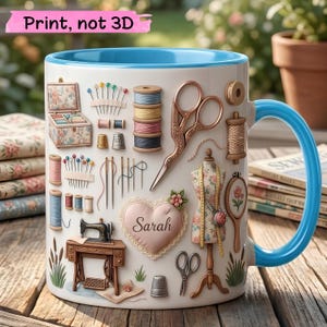 Puede incluir: Taza de cerámica blanca con interior y asa azules, decorada con ilustraciones de costura. Presenta carretes de hilo, tijeras, una máquina de coser y un parche en forma de corazón con el nombre "Sarah". El texto "Print, not 3D" es visible.