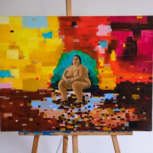 Può includere: Dipinto originale su tela raffigurante una persona seduta davanti a un cespuglio verde. Lo sfondo presenta un vivace design astratto con blocchi gialli, rossi e marroni. L'opera d'arte è esposta su un cavalletto di legno.