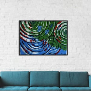 Può includere: Dipinto astratto in cornice nera. L'opera presenta motivi vorticosi verdi, rossi e bianchi su sfondo blu. Il dipinto è appeso a un muro di mattoni bianchi sopra un divano turchese.