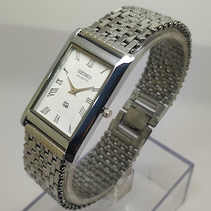 Relógio de pulso vintage Seiko Quartz Tank Slim unissex retangular restaurado, japonês, com mostrador branco.