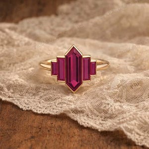Anel de Noivado Exclusivo com Rubi de Corte Hexagonal Longo, Anel Exclusivo em Ouro Rosa com Rubi Baguete, Anel Art Déco para Noiva, Casamento ou Aniversário.