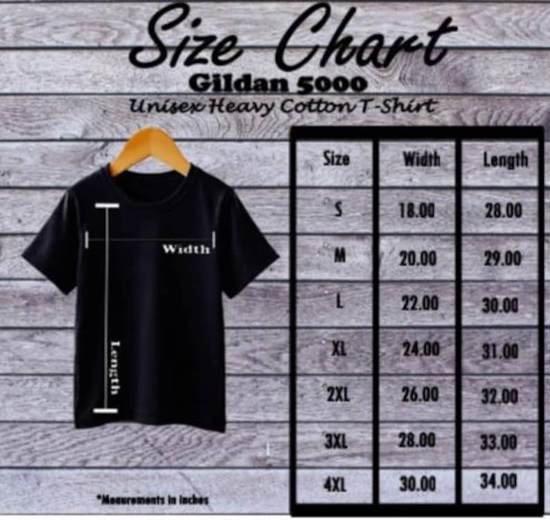 Pu&ograve; includere: Una maglietta nera Gildan 5000 unisex in cotone pesante appesa a una gruccia di legno. Una tabella delle taglie mostra le misure in pollici per le taglie dalla S alla 4XL, con larghezze da 45.72 cm a 76.2 cm e lunghezze da 71.12 cm a 86.36 cm.