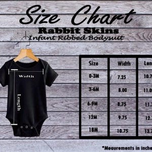 Pu&ograve; includere: Un body a coste nero per neonati appeso a una gruccia di legno, con una tabella delle taglie. La tabella mostra le misure in pollici per le taglie da 0-3M a 18M. Il testo "Size Chart" &egrave; in alto.