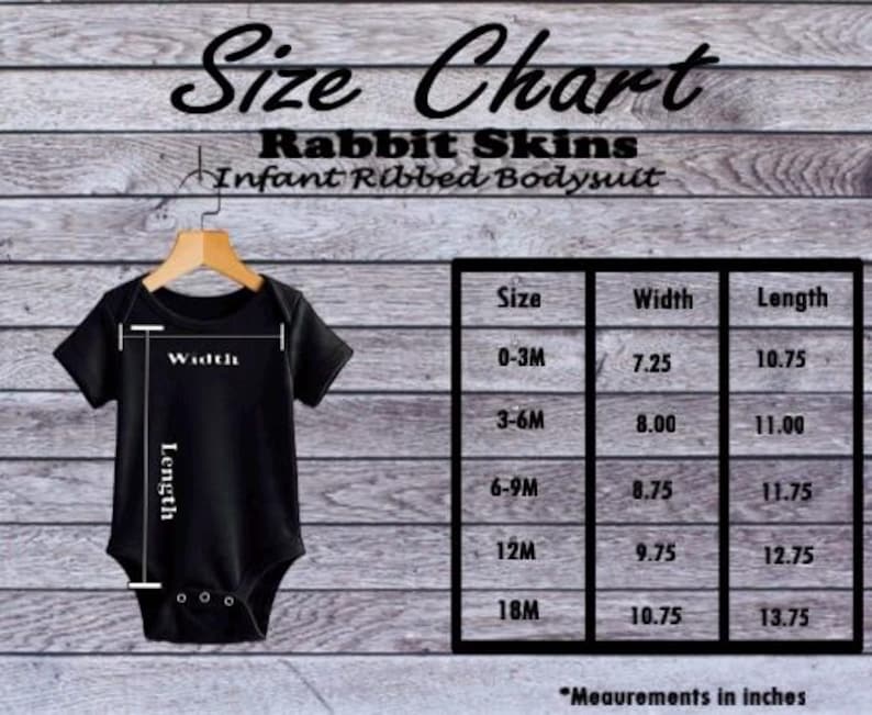 Pu&ograve; includere: Un body a coste nero per neonati appeso a una gruccia di legno, con una tabella delle taglie. La tabella mostra le misure in pollici per le taglie da 0-3M a 18M. Il testo "Size Chart" &egrave; in alto.