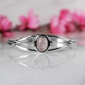 Brazalete clásico de cuarzo rosa, brazalete de plata 925, brazalete de piedra ovalada, brazalete hecho a mano, piedra preciosa vintage, brazalete de diseño, cuarzo rosa.
