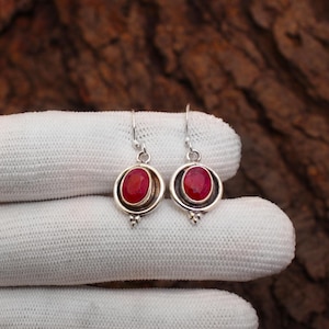 Orecchini di design fatti a mano con rubino rosa, in argento 925 con pietra ovale.