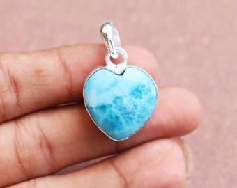 Exclusivo colgante de larimar en plata 925, hecho a mano con piedra de corazón grande.