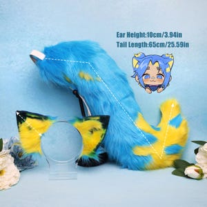 Può includere: Un set cosplay in finta pelliccia blu e gialla, tra cui una coda (lunga 65 cm) e una fascia per capelli con orecchie da gatto. Le orecchie sono gialle e nere. La coda ha accenti blu e gialli. Altezza orecchie: 10 cm.