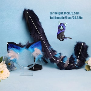 Può includere: Set cosplay con fascia e coda. La fascia ha orecchie da gatto in finta pelliccia blu, bianca e nera. La coda è blu scuro con dettagli blu ed è lunga 75 cm. L'altezza dell'orecchio è di 14 cm. Ideale per eventi cosplay.