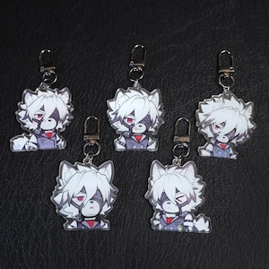 Puede incluir: Cinco llaveros acrílicos con un personaje de lobo de estilo anime con pelaje blanco, ojos rojos y una máscara oscura. El lobo lleva un chaleco morado y una camisa roja. Cada llavero tiene un cierre plateado.