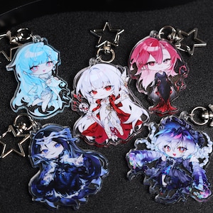 Puede incluir: Una colección de llaveros de personajes de estilo anime. Cada llavero presenta un personaje diferente con colores de cabello y ropa únicos, incluyendo azul, blanco, rojo y morado. Los llaveros tienen accesorios metálicos en forma de estrella y redondos.
