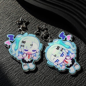 Puede incluir: Dos llaveros de estilo anime con un personaje de pelo claro con detalles azules. El personaje tiene una boca pequeña y lleva una camiseta blanca, una falda negra y calentadores de brazo a rayas rosas y blancas. Cada llavero tiene un cierre en forma de estrella.