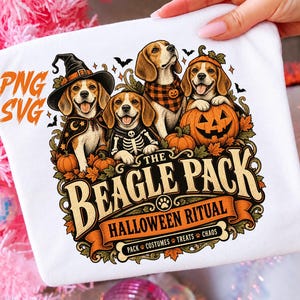 Puede incluir: Una camiseta blanca con un gráfico de cuatro perros beagle disfrazados para Halloween. Uno lleva un sombrero de bruja y capa, otro un traje de esqueleto y uno se sienta tras una calabaza. El texto dice The Beagle Pack Halloween Ritual.