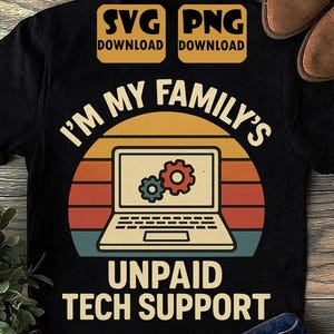 Puede incluir: Camiseta negra con un diseño gráfico que presenta un portátil con engranajes dentro de un diseño de puesta de sol. El texto de la camiseta dice: "Soy el soporte técnico no remunerado de mi familia". Incluye botones de descarga "SVG" y "PNG".