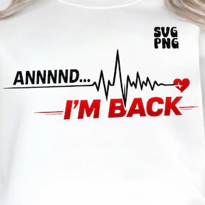 Peut inclure: Sweat-shirt blanc avec le texte "ANNNND... I'M BACK" en noir et rouge. Un graphique de ligne de battement de cœur avec un cœur rouge est présenté. Le coin supérieur droit porte le texte "SVG PNG".