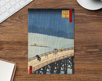 Lluvia repentina sobre el puente Shin-Ohashi y tarjeta de felicitación Atake - Utagawa Hiroshige