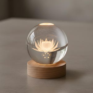 Crystal Lotus Ball Nachtlicht, lasergravierte Glaskugel mit hölzerner USB-Basis