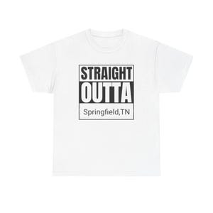 Puede incluir: Camiseta blanca con el texto "STRAIGHT OUTTA" en un recuadro negro, con "Springfield, TN" debajo. Prenda de vestir informal.