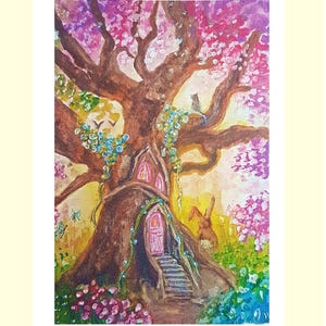 Puede incluir: Una pintura caprichosa de un árbol con una casa construida en su tronco. El árbol presenta flores rosas, un tronco marrón y una puerta rosa. Enredaderas y flores azules y verdes decoran el árbol. Un conejo es visible cerca de la casa.
