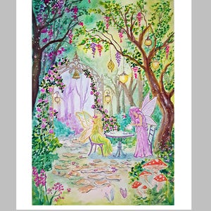 Könnte beinhalten: Ein Aquarellgemälde mit zwei geflügelten Figuren in einem Garten mit einem Steinbogen, Bäumen, hängenden Laternen und rotkappigen Pilzen. Eine Figur in einem gelben Kleid sitzt an einem Tisch, während eine andere in einem lila Kleid Tee einschenkt.
