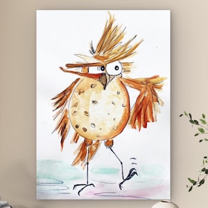 Könnte beinhalten: Aquarellmalerei eines skurrilen Vogels mit einem stacheligen Kamm, großen Augen und einem offenen Schnabel. Der Körper des Vogels ist gesprenkelt, hellbraun, mit orangefarbenen Flügeln und Beinen. Der Hintergrund ist eine einfache Aquarellwäsche.