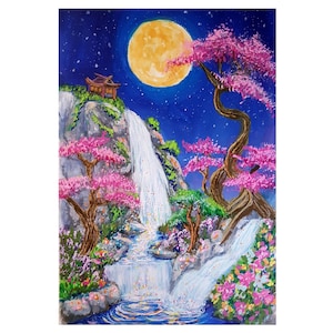 Könnte beinhalten: Ein lebendiges Gemälde zeigt eine japanische Mondlandschaft. Ein großer, gelber Mond beleuchtet einen Wasserfall, der einen felsigen Abhang hinunterstürzt. Rosa Kirschblütenbäume rahmen die Szene ein, mit einer kleinen Pagode auf dem Felsen.
