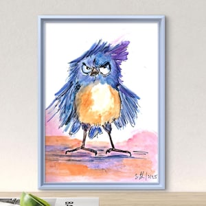 Könnte beinhalten: Aquarellmalerei eines wütenden blauen Vogels mit orangefarbener Brust und lila Akzenten, gerahmt in einem hellblauen Rahmen. Der Vogel hat einen intensiven Ausdruck. Signiert "S.H. / 5/25".