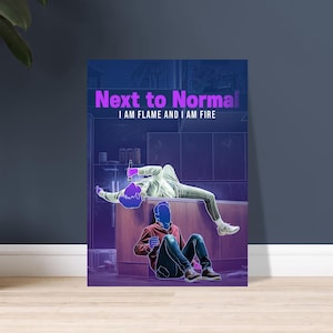 Op de afbeelding: Poster met een neon-omlijnde illustratie van twee figuren in een keuken. Eén figuur ligt op een aanrecht en houdt een fles vast, de andere zit op de grond. De titel van de poster is "Next to Normal" met de tekst "I AM FLAME AND I AM FIRE."