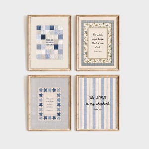 Peut inclure: Quatre cadres muraux avec des motifs bleus et blancs. En haut à gauche : un motif de patchwork bleu avec du texte. En haut à droite : une bordure florale avec le texte Be still, and know that I am God. En bas à gauche : une bordure d'étoiles avec du texte. En bas à droite : des rayures bleues avec le texte The LORD is my shepherd.