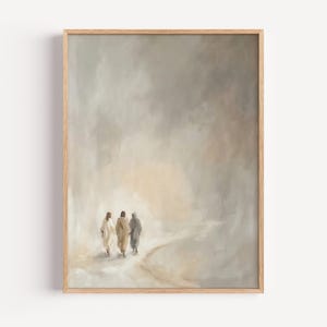 Può includere: Una stampa artistica da parete incorniciata che raffigura un dipinto impressionista di tre figure che camminano insieme su un sentiero. La scena utilizza una tavolozza di colori tenui e spenti nei toni del beige, crema e grigio, creando un'atmosfera eterea.