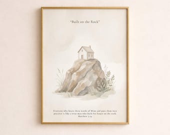 Puede incluir: Una lámina de arte mural enmarcada con una ilustración en acuarela de una pequeña casa sobre un risco rocoso. El texto "Built on the Rock" aparece en la parte superior y el versículo Mateo 7:24 en la inferior, con tonos beige neutros.
