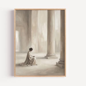 Può includere: Stampa artistica incorniciata raffigurante una persona in una veste bianca seduta in un colonnato classico. L'opera d'arte utilizza toni morbidi e neutri per creare un'atmosfera serena. Le colonne cilindriche e lo stile generale ricordano l'architettura classica.