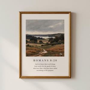Könnte beinhalten: Ein gerahmter Kunstdruck mit einem Landschaftsgemälde von Feldern, Bäumen und einem entfernten See unter einem bewölkten Himmel. Unter dem Bild steht der Text: ROMANS 8:28 And we know that in all things God works for the good of those who love Him, who have been called according to His purpose.