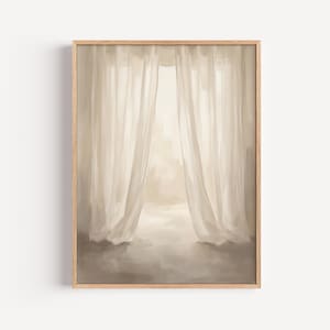Puede incluir: Una impresión artística enmarcada que presenta una escena interior de tonos suaves y neutros. La obra de arte representa cortinas transparentes y fluidas que enmarcan un espacio brillante y abierto. La paleta de colores es principalmente beige y crema.