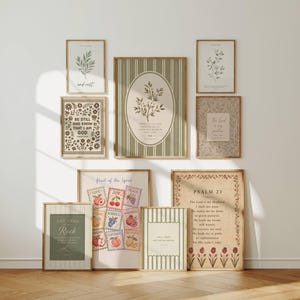 Peut inclure: Un ensemble de neuf cadres muraux présentant des illustrations botaniques, des motifs floraux et des textes religieux. Les impressions utilisent une palette de couleurs douces de vert sauge, crème et tons terreux, dans des cadres en bois clair.