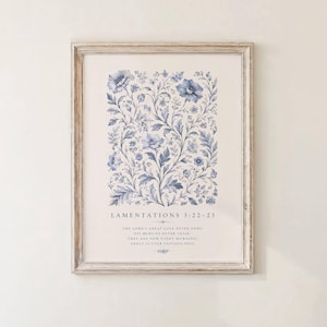 Klagelieder 3,22-23 – Schriftbild, blauer Blumen-Bibelvers zum Ausdrucken (Digitaler Download)