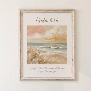 Könnte beinhalten: Gerahmter Kunstdruck mit einer Strandszene in Pastellfarben. Das Kunstwerk zeigt einen sandigen Strand, Meereswellen und einen Sonnenuntergangshimmel. Der Text "Psalm 93:4" und "Mächtiger als die Wellen des Meeres ist seine Liebe zu dir" ist geschrieben.