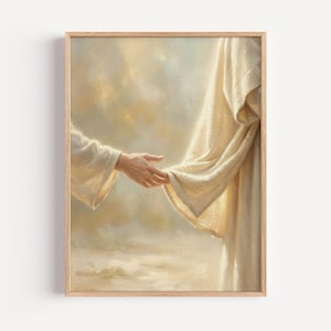 Può includere: Una stampa incorniciata raffigurante due mani che si tendono l'una verso l'altra. Una mano si protende per afferrare l'altra, drappeggiata in una veste color crema. Lo sfondo è una morbida e eterea miscela di luce e ombra.