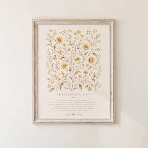 Puede incluir: Impresión artística enmarcada con un diseño floral en tonos amarillos y verdes. La impresión incluye el texto "PHILIPPIANS 4:6-7" y un pasaje bíblico. El marco es de madera clara envejecida.