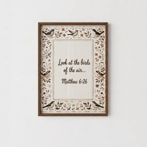 Peut inclure: Une impression murale rectangulaire dans un cadre en bois brun foncé avec le texte Look at the birds of the air... Matthew 6:26 en écriture brune. La bordure est décorée d'illustrations de petits oiseaux, de feuilles et de fleurs.